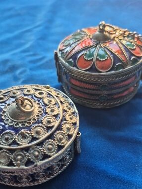 Vintage-Style Enamel Round jewellry box and bracelet